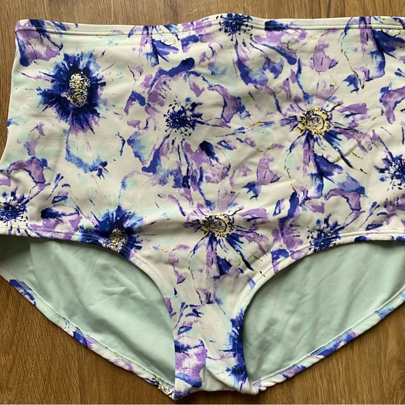 Fun floral bikini - Picture 2 of 3